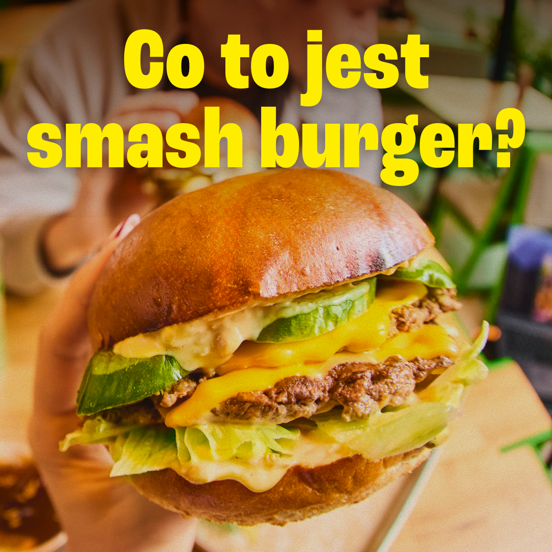 Smash burger trzymany w dłoni z napisem Co to jest smash burger?