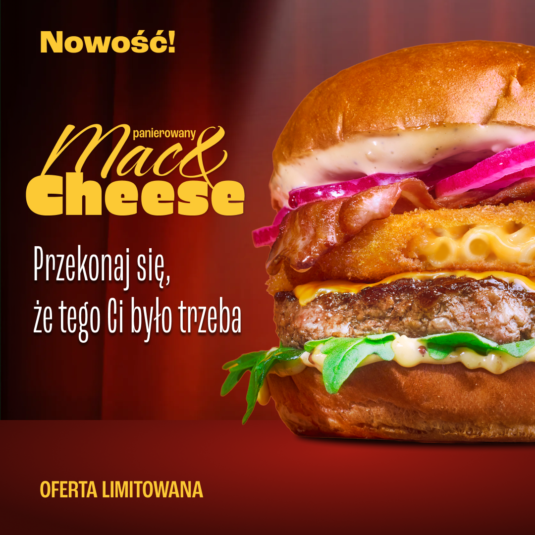 Burger z panierowanym Mac & Cheese, wołowiną, bekonem i czerwoną cebulą na czerwonym tle.